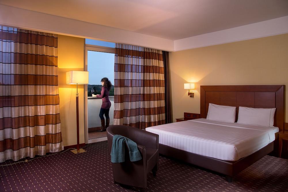 Hotel Capannelle Roma Bagian luar foto