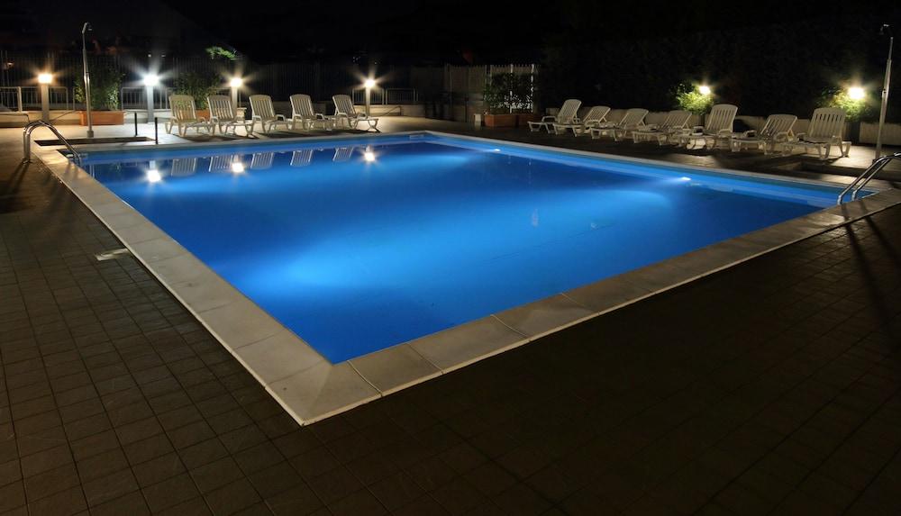 Hotel Capannelle Roma Bagian luar foto