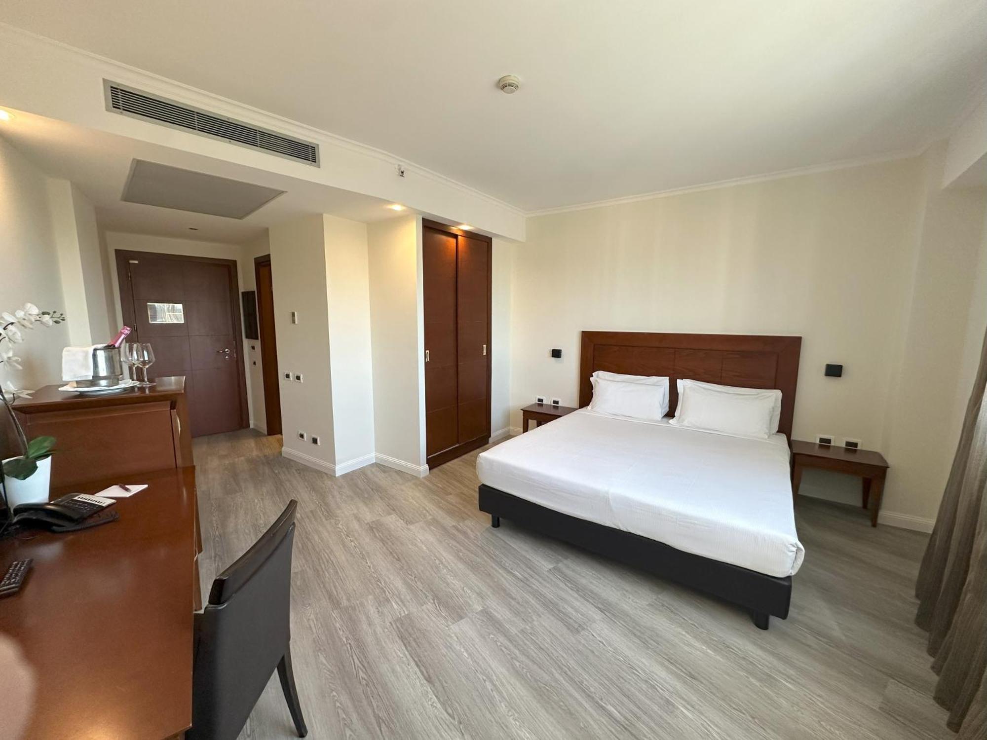 Hotel Capannelle Roma Bagian luar foto