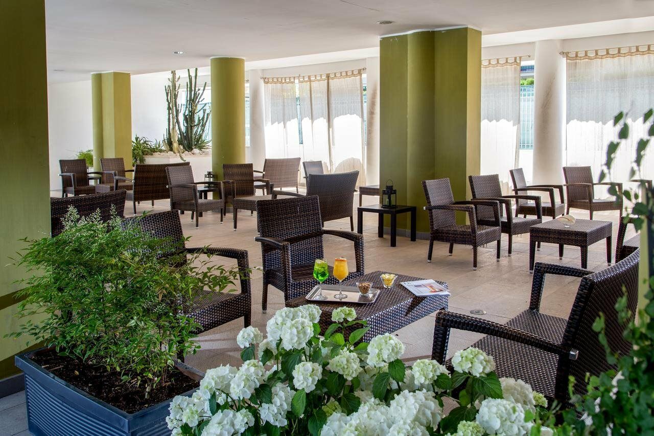 Hotel Capannelle Roma Bagian luar foto